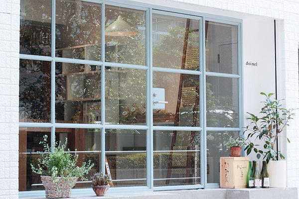 <strong>doinel｜ドワネル</strong>　店頭にはさりげなくワインの瓶が飾られていて。