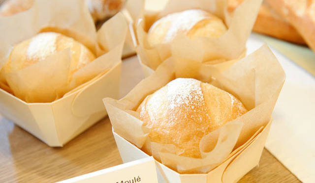 <strong>FAUCHON｜フォション</strong>　秋の新作パンコレクション「Pain de Campagne Moule（パン ド カンパーニュ ムレ）」 368円<br>“ムレ”＝型と名づけられた、フランスの田舎を連想させる木製の型で焼きあげた新作。ムレにより外側が硬くなりすぎるのを防ぎ、全体的にソフトな仕上がりに。そのまま食べても、トーストにしてもお薦め。