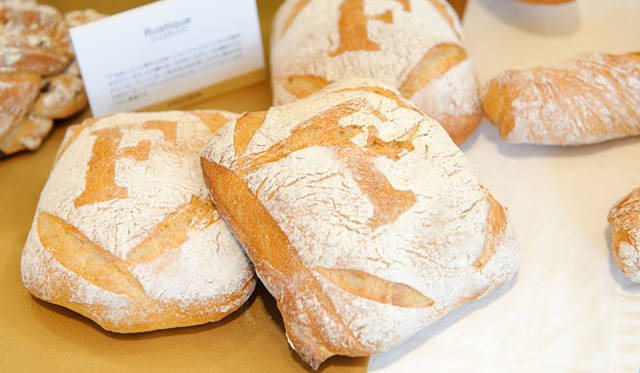 <strong>FAUCHON｜フォション</strong>　秋の新作パンコレクション「Rustique（リュスティック）」 263円<br>フォションの“F”をあしらった素朴な田舎パン。水分量の多い生地をこねずに十分発酵させながらつないでいくため、小麦本来の味が楽しめる、フランスのパンづくりの精神を伝えてくれる新作。酸味のある味わいは、パテやハム、フォアグラなどと絶妙にマッチ。