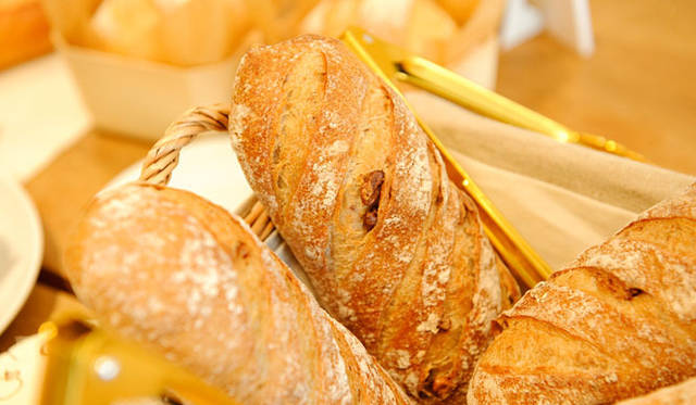 <strong>FAUCHON｜フォション</strong>　秋の新作パンコレクション「ルヴァン オ ノア（Levain aux Noix）」 315円<br>ローストしたクルミ入りの天然酵母パン。香ばしいクルミが酸味のきいたパン生地の風味をより深めている。チーズやパテ、リエットなどにはもちろん、甘いジャムやチョコレートスプレッドにもよく合う。