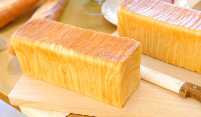 <strong>FAUCHON｜フォション</strong>　「パン ド ミ フユーテ（Pain de Mie Feuilleté）」 1本725円/ハーフ363円<br>フォションオリジナルの大ヒットパン。パン ド ミ生地とクロワッサン生地を薄く交互に重ねたことで楽しい食感が生まれて、バターの香りが広がる、朝食やおやつにぴったりのパン。プレーンのほかに、いちご、抹茶、パルメザンなど様々なバリエーションのフレーバーを季節により販売。