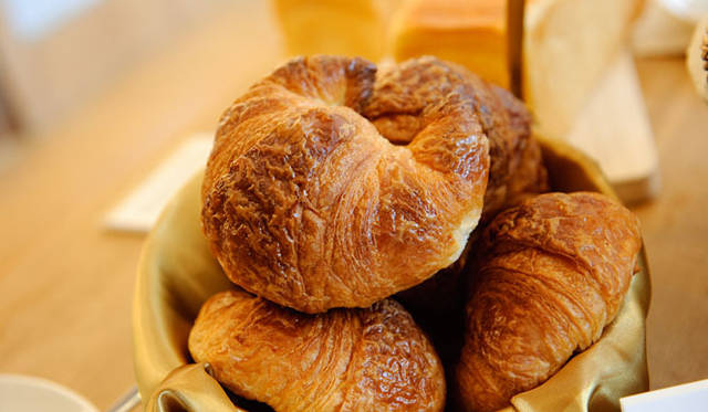 <strong>FAUCHON｜フォション</strong>　「クロワッサン（Croissant）」 210円<br>“フォションといえばクロワッサン”といえるほどのベストセラー。何層にも重なった生地のサクサク感と、口中に広がるバターの香りが幸せなひとときを演出。大きめで濃厚な味なのも人気の秘密。