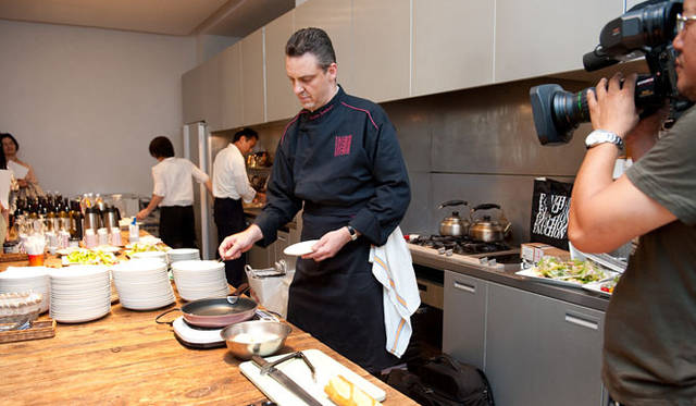 <strong>FAUCHON｜フォション</strong>　秋の新作パンコレクション発表会場で、「パンベルデュ（フレンチトースト）」のデモンストレーションをおこなったニコラ・ジャンベール氏。