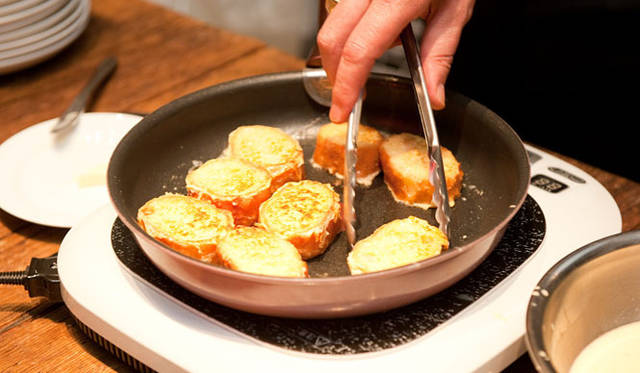 <strong>FAUCHON｜フォション</strong>　秋の新作パンコレクション発表会場で、「パンベルデュ（フレンチトースト）」のデモンストレーションをおこなったニコラ・ジャンベール氏。