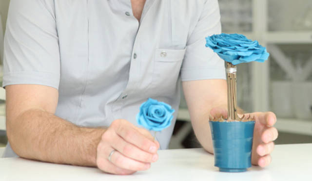 連載・伊藤嶺花｜ゲスト ニコライ・バーグマンさん（フラワーアーティスト） プリザーブドでバラのメディアを作成