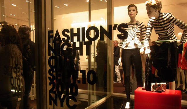 <strong>FASHION’S NIGHT OUT</strong> ジョルジオ・アルマーニのブティック。ウインドゥディスプレイには“ローレン・ハットン来店予定”とのインフォメーションが。