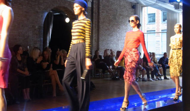 <strong>JASON WU｜ジェイソン・ウー</strong>　　2011年 春夏コレクションより。