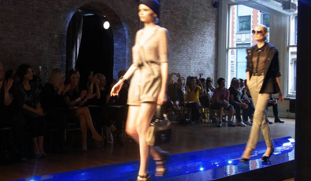 <strong>JASON WU｜ジェイソン・ウー</strong>　　2011年 春夏コレクションより。