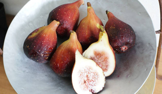 <strong>福岡淳子｜連載第2回 秋デトックスのススメ</strong>　9月のフルーツ  “いちじく” スムージー<br>イチジクは古くから葉や枝も利用されて、食用より薬用として重用されていました。