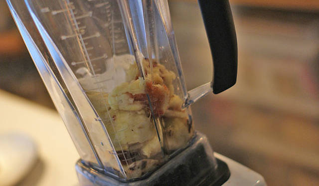 <strong>福岡淳子｜連載第2回 秋デトックスのススメ</strong>　9月のフルーツ  “いちじく” スムージー<br>ミキサーに、皮を剥いてカットした、イチジク、バナナをいれて撹拌（かくはん）します。