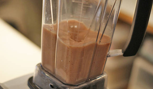 <strong>福岡淳子｜連載第2回 秋デトックスのススメ</strong>　9月のフルーツ  “いちじく” スムージー<br>デトックスをすることで、疲れにくい、集中力がつく、肌にハリや透明感が出て、キュッと締まる。