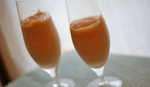 <strong>福岡淳子｜連載第2回 秋デトックスのススメ</strong>　9月のフルーツ  “いちじく” スムージー<br>朝の時間帯を活用し、生のフルーツや野菜の食物酵素を取り入れて、朝からダイエット。