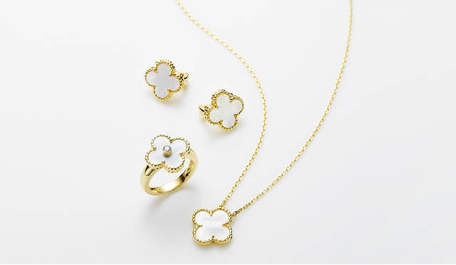 <strong>ヴァン クリーフ＆アーペル</strong>　「ヴィンテージ アルハンブラ」　左上から／イヤクリップ[YG×マザーオブパール] 、リング [YG×マザーオブパール×ダイヤモンド] 、ペンダント[YG×マザーオブパール] （すべてヴァン クリーフ＆アーペル／ヴァン クリーフ ＆ アーペル ル デスク）