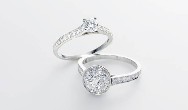 <strong>ヴァン クリーフ＆アーペル</strong>　上から／「フェリシテ」リング[PT×ダイヤモンド0.3ct～] 、「プレリュード」リング[PT×ダイヤモンド0.3ct～] 　（ともにヴァン クリーフ＆アーペル／ヴァン クリーフ ＆ アーペル ル デスク）