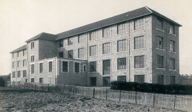 <strong>J.M. Weston│ジェイエムウエストン</strong>　1922年にはじめてのブティックをパリにオープン。さらに32年にはパリのシャンゼリゼ通りに2号店をオープンする。第2次世界大戦後には、200もの試作を経てつくられたローファーが誕生する。