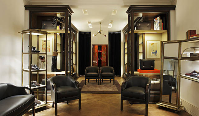 <strong>J.M. Weston│ジェイエムウエストン</strong>　リニューアルしたばかりのビクトルユーゴー店（パリ）。J.M. Westonの世界観が広がる内装となっている。