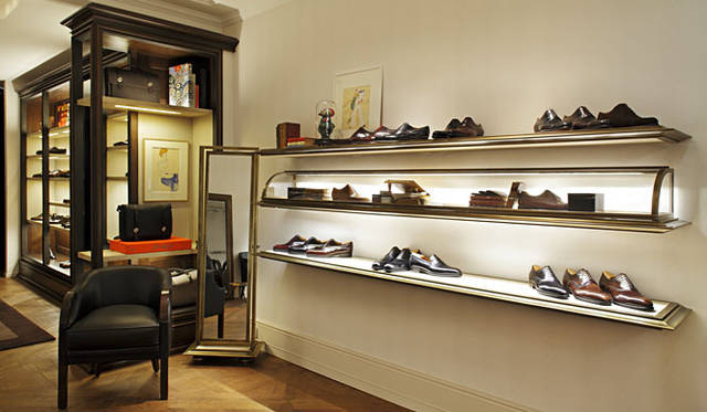 <strong>J.M. Weston│ジェイエムウエストン</strong>　リニューアルしたばかりのビクトルユーゴー店（パリ）。J.M. Westonの世界観が広がる内装となっている。