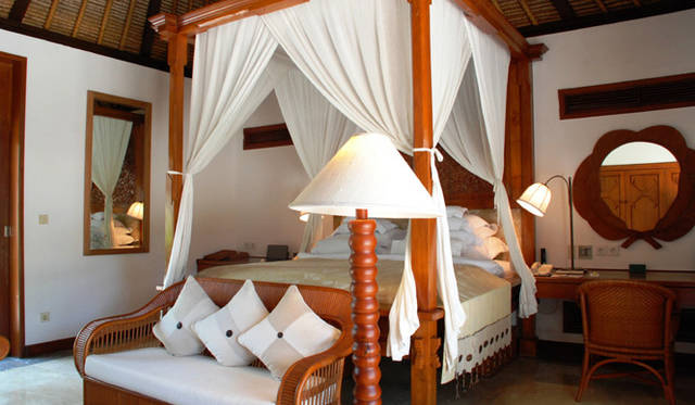 <strong>The Oberoi｜オベロイ</strong> ラグジュアリー・ヴィラのベッドルーム。リネン類は新しいがスタイルは開業時から変わらない