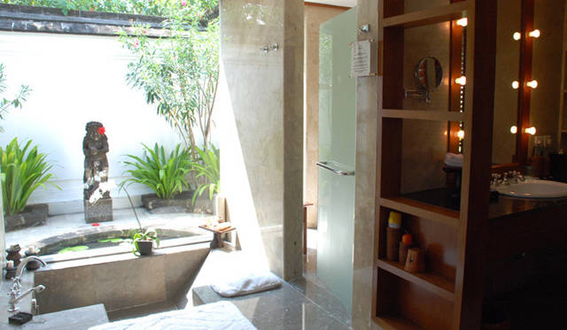 <strong>The Oberoi｜オベロイ</strong> ラグジュアリー・ヴィラのバスルーム。大理石のサンケンスタイルのバスタブが特徴的