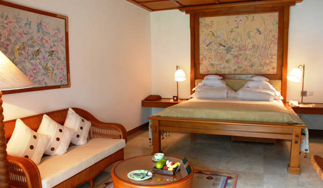 <strong>The Oberoi｜オベロイ</strong> こちらはラグジュアリー・ラナイ。緑濃い楽園ガーデンに囲まれたい方はこちら