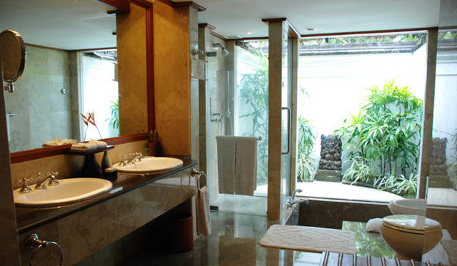 <strong>The Oberoi｜オベロイ</strong> ラグジュアリー・ラナイのバスルーム。隅々まで磨きこまれ、清々しい