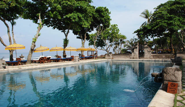 <strong>The Oberoi｜オベロイ</strong> オベロイ名物のオンザビーチのプール。割れ門の先にダイニングとバーが