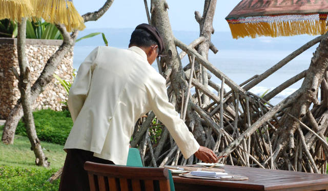 <strong>The Oberoi｜オベロイ</strong> ベテランスタッフの無駄のない動き、気配りこそオベロイの真骨頂