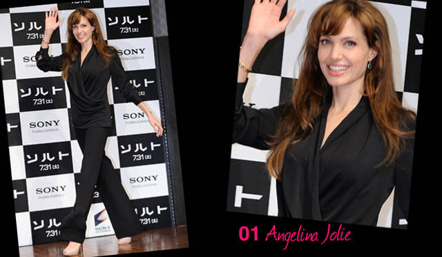 <strong>Salvatore Ferragamo｜サルヴァトーレ フェラガモ</strong>　東京・六本木のグランドハイアットホテルでおこなわれた映画『ソルト』のプレスカンファレンスに現れたアンジェリーナ・ジョリー。黒のシルクブラウスとパンツのアンサンブルは2010-11年秋冬コレクションのもの。そこにクリーム色のレザーパンプスを合わせ、すべてサルヴァトーレ フェラガモでまとめたコーディネイトに。©Gettyimages