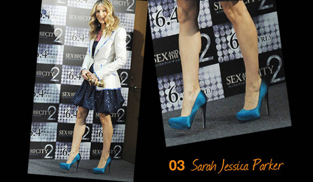 <strong>Salvatore Ferragamo｜サルヴァトーレ フェラガモ</strong>　映画『セックス・アンド・ザ・シティ2』の記者発表でサラ・ジェシカ・パーカーが履いたのは、サルヴァトーレ フェラガモに特別注文した色のパンプス。鮮やかな色とサテンの輝きが彼女の美しさやコーディネイトを引き立てている。プラットフォームなので、履きやすさも抜群。©Splashnews