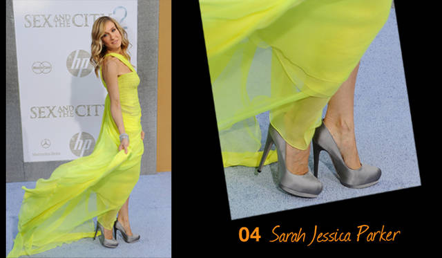 <strong>Salvatore Ferragamo｜サルヴァトーレ フェラガモ</strong>　おなじく映画『セックス・アンド・ザ・シティ2』ニューヨーク・プレミアでサラ・ジェシカ・パーカーが履いたのは、サルヴァトーレ フェラガモのシルバーサテンパンプス。エレガンスを醸しつつも、モードにも見せてくれる絶妙なバランス感だ。© Gettyimages