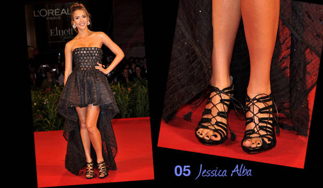 <strong>Salvatore Ferragamo｜サルヴァトーレ フェラガモ</strong>　ヴェネツィア国際映画祭のレッドカーペットでは、女優ジェシカ・アルバがサルヴァトーレ フェラガモの靴を着用。レザーとスエードのレースアップサンダルは、足もとをクラシックモダンな印象に見せてくれる秀逸アイテム。© Gettyimages