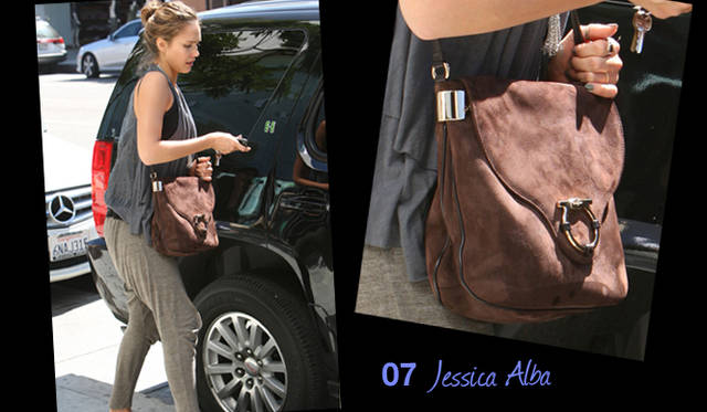 <strong>Salvatore Ferragamo｜サルヴァトーレ フェラガモ</strong>　LAでスナップされたジェシカ・アルバが手にしていたのは、サルヴァトーレ フェラガモの2010-11年秋冬シーズンのバッグ。さり気なくブランドのアイコンである「ガンチーニ」モチーフがあしらわれているのがポイント。©Splashnews