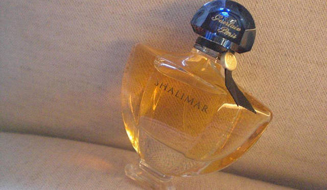 <strong>SAKURA｜第5回 すてきな香りに囲まれて</strong>　「ゲラン」の“オー ドゥ シャリマー 2010 オードゥ トワレ”