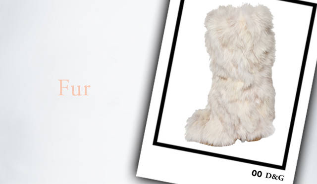 <strong>FUR</strong>　まるで白クマのように毛足の長いブーツから、シックな雰囲気を湛えるバッグまで、秋冬シーズンはやっぱりファーのアイテムをマストで押さえたい。ひとつプラスするだけで、ぐっと着こなしがラグジュアリーに昇華。</br><strong>D&G</strong>　ブーツ [H12cm]　14万4900円（D&G／ドルチェ＆ガッバーナ ジャパン）
