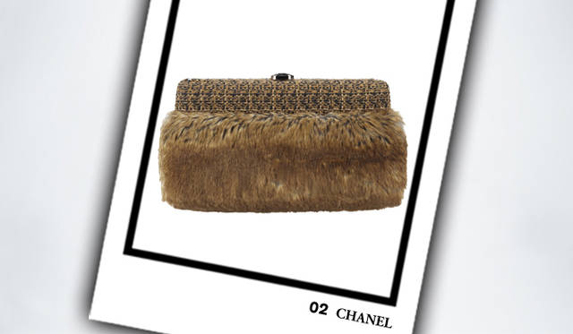 <strong>CHANEL｜シャネル</strong>　バッグ（ツイード＆ファンタジー・ファー） [W27×H14×D4cm]　28万2450円（シャネル）　©CHANEL