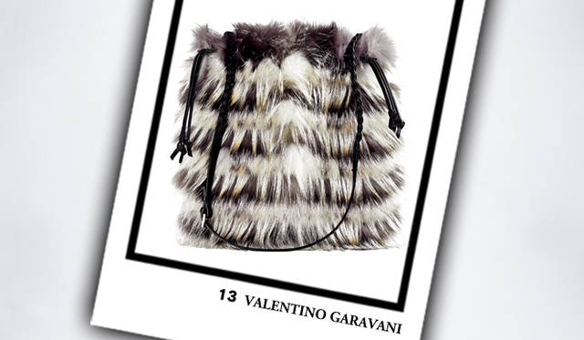<strong>VALENTINO GARAVANI｜ヴァレンティノ ガラヴァーニ</strong>　バッグ [W37×H42×D6cm]　43万2600円（ヴァレンティノ ガラヴァーニ／ヴァレンティノ インフォメーションデスク）