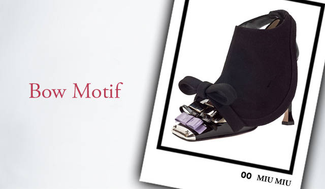 <strong>BOW MOTIF</strong>　チャーミングかつレディライクな着こなしを目指すなら、ボウモチーフは外せない。シンプルなコーディネイトにも小粋なエッセンスをくわえて、フェミニニティを謳歌して。</br><strong>MIU MIU｜ミュウミュウ</strong>　シューズ [H11cm]　8万2950円、シューズカバー　2万5200円（参考素材　※リボン部分エナメルにて展開）（ミュウミュウ／プラダ ジャパン）