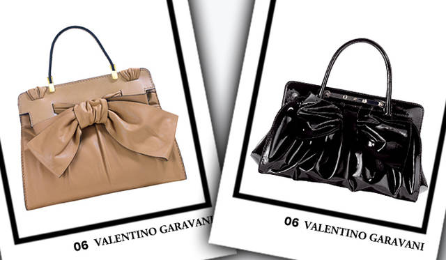<strong>VALENTINO GARAVANI｜ヴァレンティノ ガラヴァーニ</strong>　左／バッグ [W32×H31×D14cm]　22万4700円、右／バッグ [W34×H24×D16cm]　24万1500円（ともにヴァレンティノ ガラヴァーニ／ヴァレンティノ インフォメーションデスク）