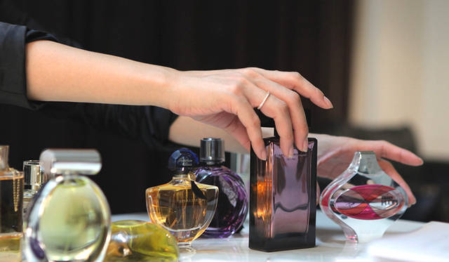 永富千晴インタビュー｜この秋のフレグランストレンド　右から、「ミス プッチ」（エミリオ・プッチ）、「フォーハー」（ナルシソ・ロドリゲス）、、「シャリマー」（ゲラン）