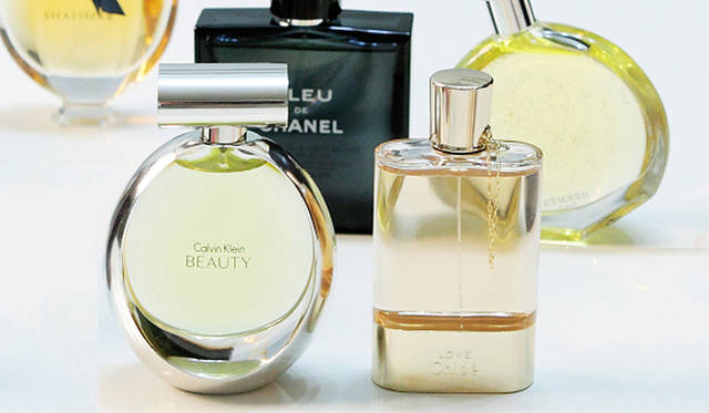永富千晴インタビュー｜この秋のフレグランストレンド　手前、「ビューティ」（カルバン クライン）と「ラブクロエ」（クロエ）