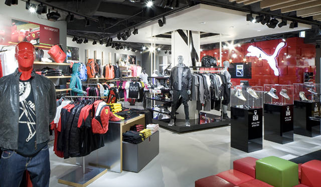 <strong>PUMA®｜プーマ®</strong>　プーマストア 原宿の内観。ディテールにはバンブーがあしらわれている。