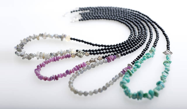 <strong>espressivo｜エスプレッシーヴォ</strong> ラブラドライト×シトリン×オニキス 1万9000円、ルビー×ムーンストーン×オニキス 2万8000円、ラブラドライト×ルビー×オニキス 1万9000円、ロシアンアマゾナイト×オニキス 9800円