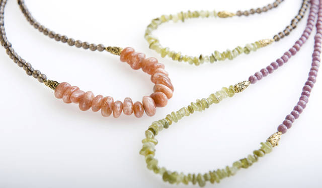 <strong>espressivo｜エスプレッシーヴォ</strong> 左｜サンストーン×スモーキークオーツ 2万3000円、右上｜グリーンガーネット×スモーキークオーツ 1万3800円、右下｜グリーンガーネット×ルビー 1万9000円