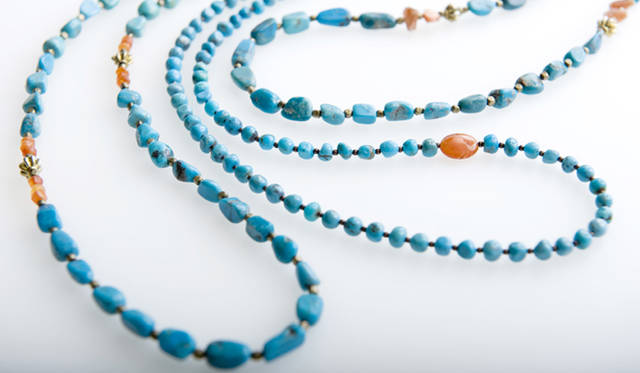 <strong>espressivo｜エスプレッシーヴォ</strong> 左から、ターコイズ×カーネリアン 1万9800円、ターコイズ×カーネリアン 2万9000円、ターコイズ×サンストーン 1万9800円