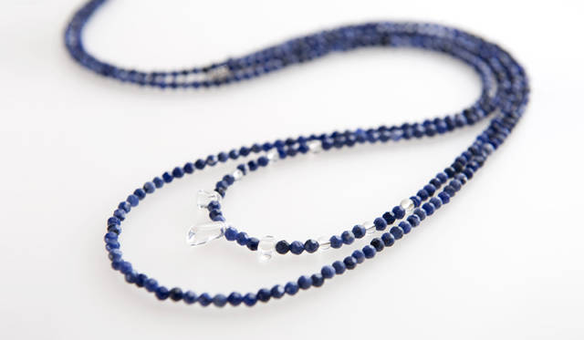 <strong>espressivo｜エスプレッシーヴォ</strong> 外｜ソーダライト×水晶 2万1000円、内｜ソーダライト×水晶 1万8000円