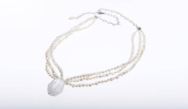 <strong>espressivo｜エスプレッシーヴォ</strong> 水晶×淡水パール 1万8000円