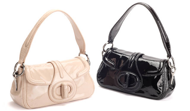 <strong>PRADA｜プラダ</strong>　ブラックとピンクベージュの2色展開。プラダ 名古屋店限定エナメルショルダーバッグ「ヨーヨー バッグ」 [W28×H15×D10cm] 14万9100円（プラダ／プラダ ジャパン）