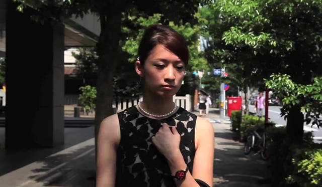 <strong>PRADA｜プラダ</strong>　『a Worry』 品川朋彦 作｜早稲田大学大学院国際情報通信研究科・安藤研究室</br>20代の女性がかなり困ったようすで街を歩いている。予期せぬ事態の根源は、壊れてしまった彼女のバッグにあった。そして解決策は、最新のヨーヨー バッグである。