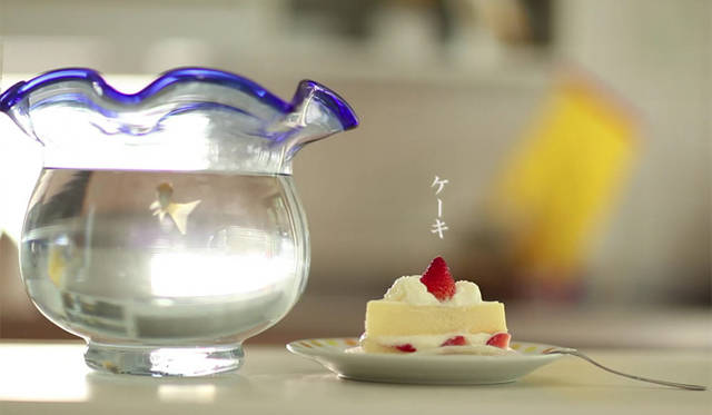 <strong>PRADA｜プラダ</strong>　『Gravity』　コン・パフラック 作｜早稲田大学大学院国際情報通信研究科・安藤研究室</br>たとえば裸足で踏んだ砂の感覚や、身長178センチメートルのボーイフレンド、お姉さんが作ってくれたケーキなど、あるものが好きになるときの引力、ひとを引きつける力を探究する作品。