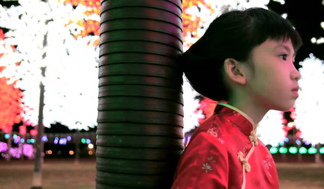 <strong>PRADA｜プラダ</strong>　『NOW』　エドモンド・ヨウ 作｜早稲田大学大学院国際情報通信研究科・安藤研究室</br>私たちと記憶との関係を追求した、ストーリー仕立ての作品。1人の若い女性がどのようにして自分を過去から解放しなければならないかを表現している。